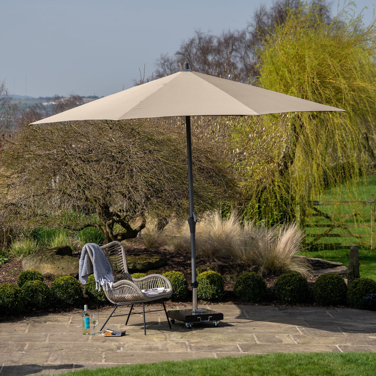 3.5m Round Centre Pole Parasol – Weather-Resistant Garden & Patio Shade with Easy Tilt and Durable Aluminium Frame